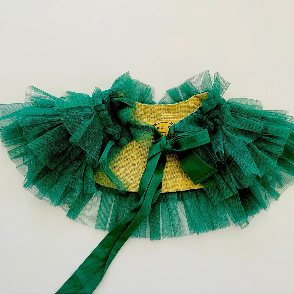 Mia joy green ruffle Christmas collar